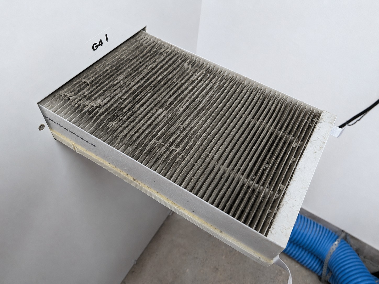 Rimozione di un filtro VMC sporco dall’unità di ventilazione