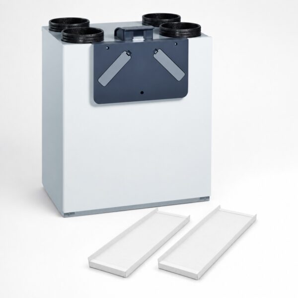 filtri Zehnder ComfoAir Q Due filtri di ricambio bianchi mostrati davanti a un’unità di ventilazione Zehnder ComfoAir Q