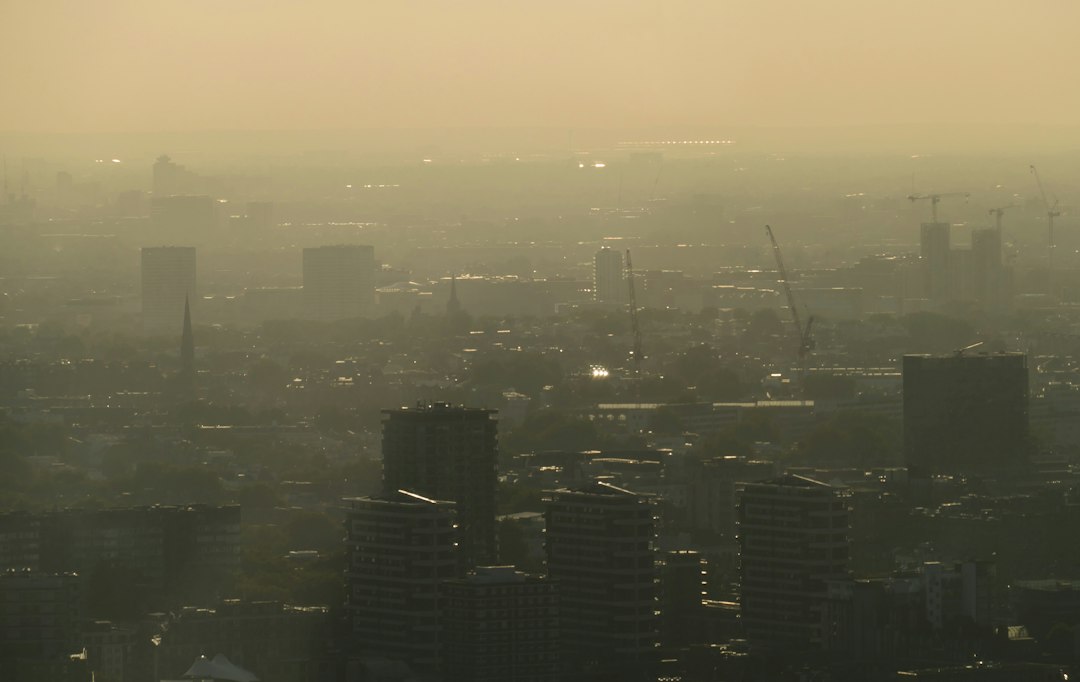 Aire urbano con contaminación por partículas PM10